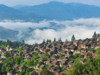 贵州：初夏时节苗寨美