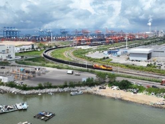 西部陆海新通道班列首次实现年度发送量破百万标箱