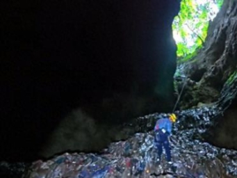 张家界溶洞遭排污：7天清出2.7吨垃圾