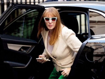 “红发女副首相”，塌房了