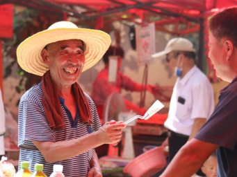 河南尉氏县：“小满会”上挑选农具迎夏收