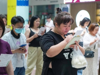 义乌商贸城老板：比开门营业更重要的是学外语